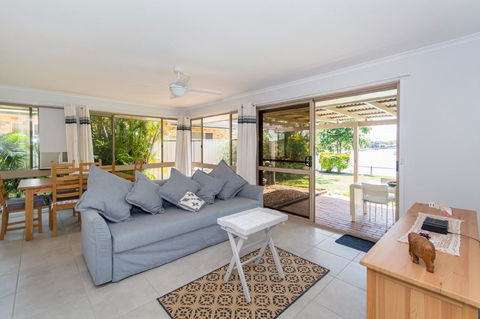Lowset Home On The Canal - Dolphin Dr, Bongaree - Dalby Accommodation 2