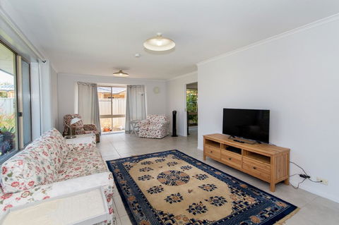 Lowset Home On The Canal - Dolphin Dr, Bongaree - Dalby Accommodation 12