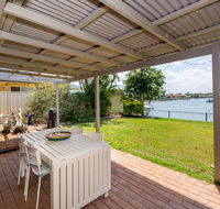 Lowset home on the canal - Dolphin Dr Bongaree - Dalby Accommodation