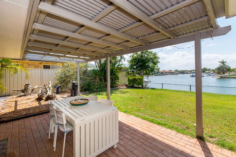 Lowset Home On The Canal - Dolphin Dr, Bongaree - Dalby Accommodation 0
