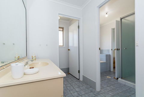Lowset Home On The Canal - Dolphin Dr, Bongaree - Dalby Accommodation 1