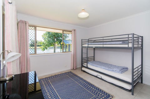 Lowset Home On The Canal - Dolphin Dr, Bongaree - Dalby Accommodation 13