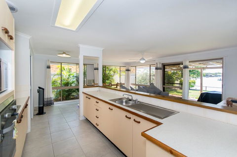 Lowset Home On The Canal - Dolphin Dr, Bongaree - Dalby Accommodation 8