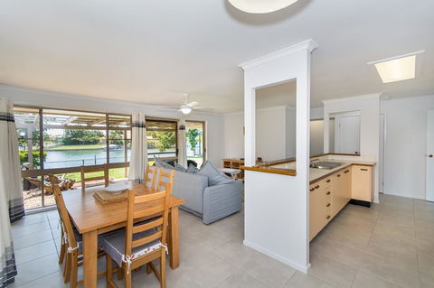 Lowset Home On The Canal - Dolphin Dr, Bongaree - Dalby Accommodation 4