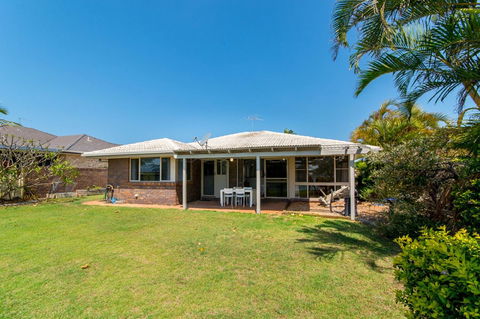 Lowset Home On The Canal - Dolphin Dr, Bongaree - Dalby Accommodation 3