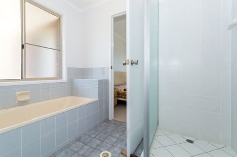 Lowset Home On The Canal - Dolphin Dr, Bongaree - Dalby Accommodation 11