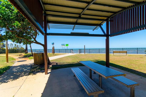 Waterviews,Pool, Wifi Its All Here !- Welsby Pde, Bongaree - Dalby Accommodation 18