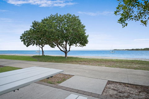 Waterviews,Pool, Wifi Its All Here !- Welsby Pde, Bongaree - Dalby Accommodation 20