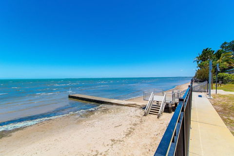 Waterviews,Pool, Wifi Its All Here !- Welsby Pde, Bongaree - Dalby Accommodation 16