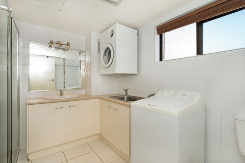 Waterviews,Pool, Wifi Its All Here !- Welsby Pde, Bongaree - Dalby Accommodation 9