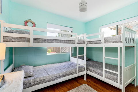 Charm And Comfort In This Ground Floor Unit With Water Views! Welsby Pde, Bongaree - Dalby Accommodation 13