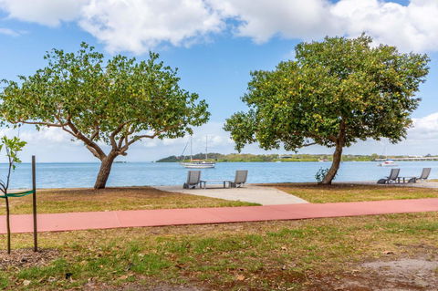 Charm And Comfort In This Ground Floor Unit With Water Views! Welsby Pde, Bongaree - Dalby Accommodation 15