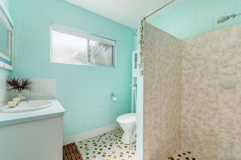 Charm And Comfort In This Ground Floor Unit With Water Views! Welsby Pde, Bongaree - Dalby Accommodation 11