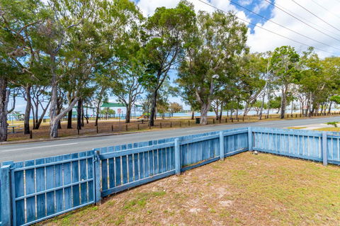 Charm And Comfort In This Ground Floor Unit With Water Views! Welsby Pde, Bongaree - Dalby Accommodation 12