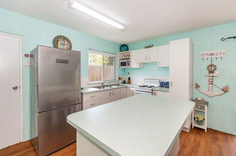 Charm And Comfort In This Ground Floor Unit With Water Views! Welsby Pde, Bongaree - Dalby Accommodation 10