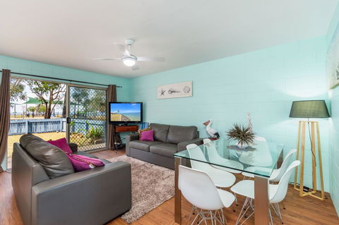 Charm And Comfort In This Ground Floor Unit With Water Views! Welsby Pde, Bongaree - Dalby Accommodation 14