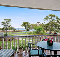 Huge top floor unit across the road....Waterfront - Dalby Accommodation