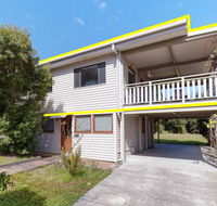 'Beach Break 1' 1/10 Lionel Street - upstairs unit with Aircon - Dalby Accommodation