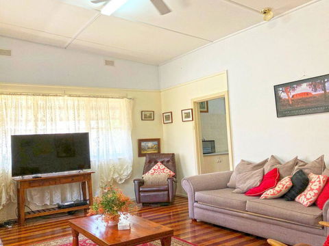 'Daves Place', 27 Rigney St - Holiday House With WIFI, Aircon & Boat Parking - Dalby Accommodation 1