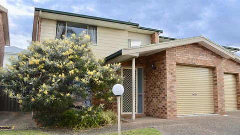 'Lighthouse Palms' - Dalby Accommodation 3