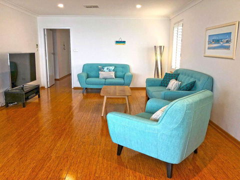 'Mooring Two Upstairs', 23 Shoal Bay Rd - Stunning Views, WIFI, Air Conditioning And Boat Parking - Dalby Accommodation 3