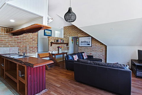 'Salt Wood' Cabin Style Retreat - Dalby Accommodation 2