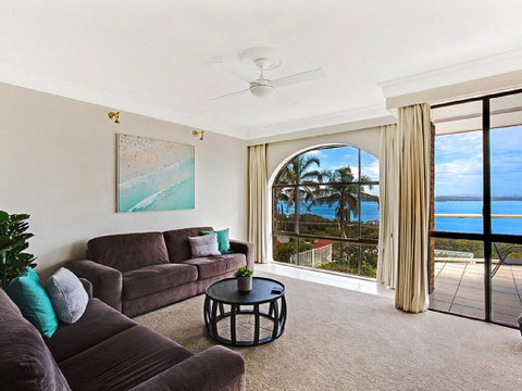 'The Bay', 25 Wallawa Rd - Huge Home With Aircon, Spectacular Views & Chromecast - Dalby Accommodation 2