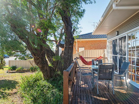'The Croft' 11 Boulder Bay Rd - Cosy Beach House With Aircon & Only 270m To The Beach - Dalby Accommodation 1