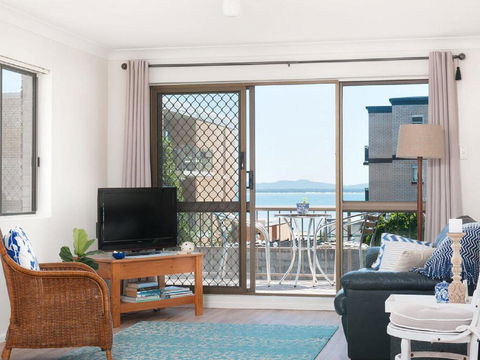 1 'BAHIA', 47 RONALD AVE - GREAT LOCATION WITH FILTERED WATER VIEWS - Dalby Accommodation 3