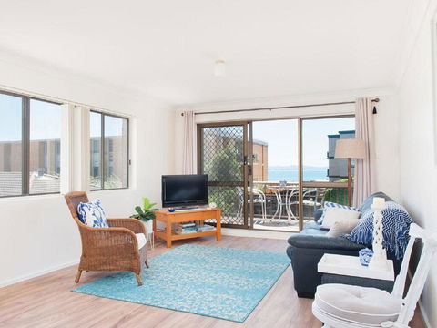 1 'BAHIA', 47 RONALD AVE - GREAT LOCATION WITH FILTERED WATER VIEWS - Dalby Accommodation 2