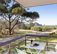 1 'Intrepid' 3 Intrepid Close - Amazing views of Shoal Bay only 100m from the Beach - Dalby Accommodation
