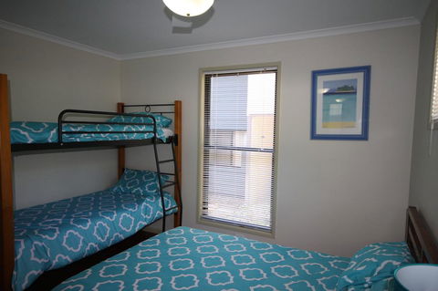 1 Naiad Court - Lowset Family Home With Swimming Pool And Covered Deck. Pet Friendly - Dalby Accommodation 0