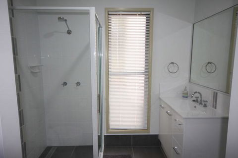 1 Naiad Court - Lowset Family Home With Swimming Pool And Covered Deck. Pet Friendly - Dalby Accommodation 3