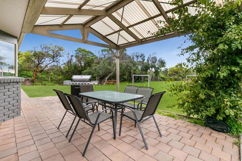1 Oak - Rye Back Beach Accommodation - Dalby Accommodation 2