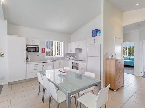 1/32 Ocean Avenue - Three Bedrooms, Three Bathrooms, Air Con, Boat Parking & Water Views - Dalby Accommodation 3