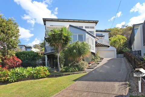 10 Barra Crescent, Coolum Beach, 500 BOND, WIFI, Walking Distance To Beach - Dalby Accommodation 0