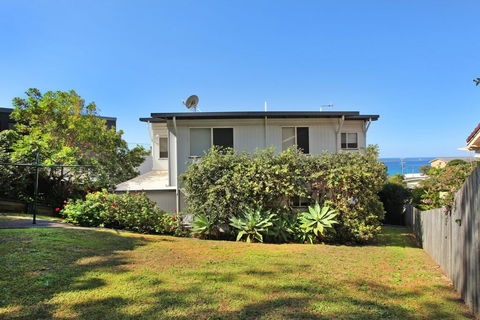 10 Barra Crescent, Coolum Beach, 500 BOND, WIFI, Walking Distance To Beach - Dalby Accommodation 1
