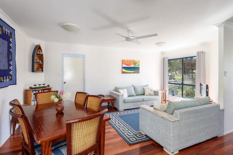 12 Ibis Court - Highset Beach House With Natural Bushland Gardens And Covered Decks - Dalby Accommodation 3