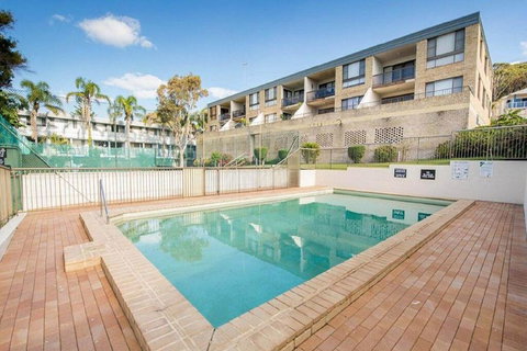 14 'THE DUNES', 38 MARINE DR - LARGE UNIT WITH POOL, TENNIS COURT AND DIRECTLY ACROSS FROM FINGAL - Dalby Accommodation 3