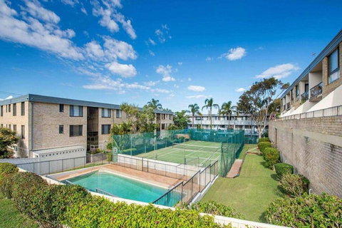14 'THE DUNES', 38 MARINE DR - LARGE UNIT WITH POOL, TENNIS COURT AND DIRECTLY ACROSS FROM FINGAL - Dalby Accommodation 0