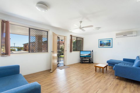 26 Wallis View - Opposite The Lake - 3 Bedroom Apartment - Sleeps 8 - Dalby Accommodation 1