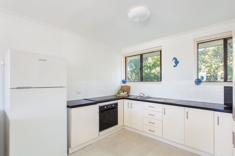 26 Wallis View - Opposite The Lake - 3 Bedroom Apartment - Sleeps 8 - Dalby Accommodation 3