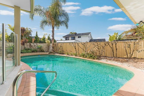 Beautiful House In Sylvania Waters - Dalby Accommodation 2