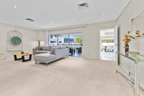 Beautiful House In Sylvania Waters - Dalby Accommodation 4