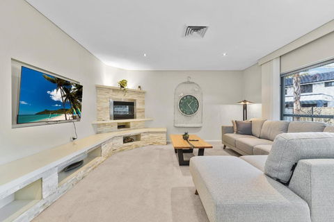 Beautiful House In Sylvania Waters - Dalby Accommodation 3