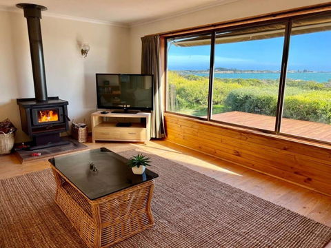 C4 Miles Beach Shack - Dalby Accommodation 3