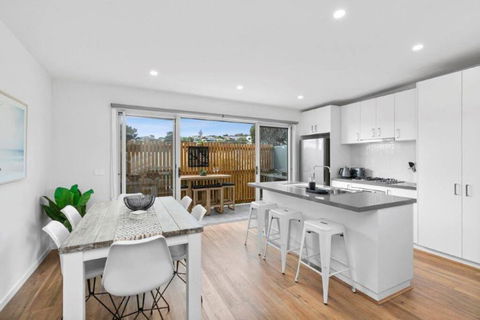 CASA EMEC- PETS WELCOME Luxury, Aircon, Walk To The Shops And Beach! Outdoor Shower And Garage Parking - Dalby Accommodation 0