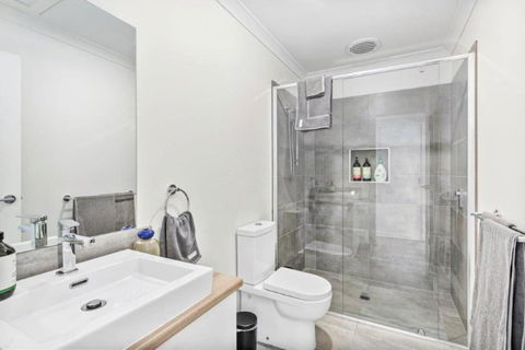 CASA EMEC- PETS WELCOME Luxury, Aircon, Walk To The Shops And Beach! Outdoor Shower And Garage Parking - Dalby Accommodation 4