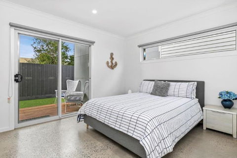 CASA EMEC- PETS WELCOME Luxury, Aircon, Walk To The Shops And Beach! Outdoor Shower And Garage Parking - Dalby Accommodation 3