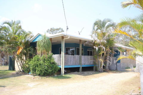 CASTAWAY BEACH HOUSE- NO Parties - NO Pets - Dalby Accommodation 0
